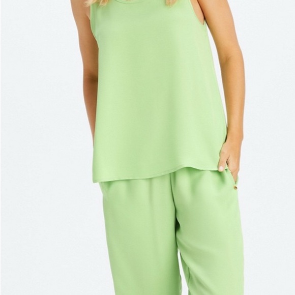 Fabletics NWT Ecosatin Crop Pants Woman’s Lg Capri Length Neon Green Brand New!! - Picture 3 of 13